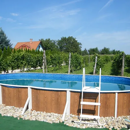 Bed & Breakfast Atkari Vendeghaz *